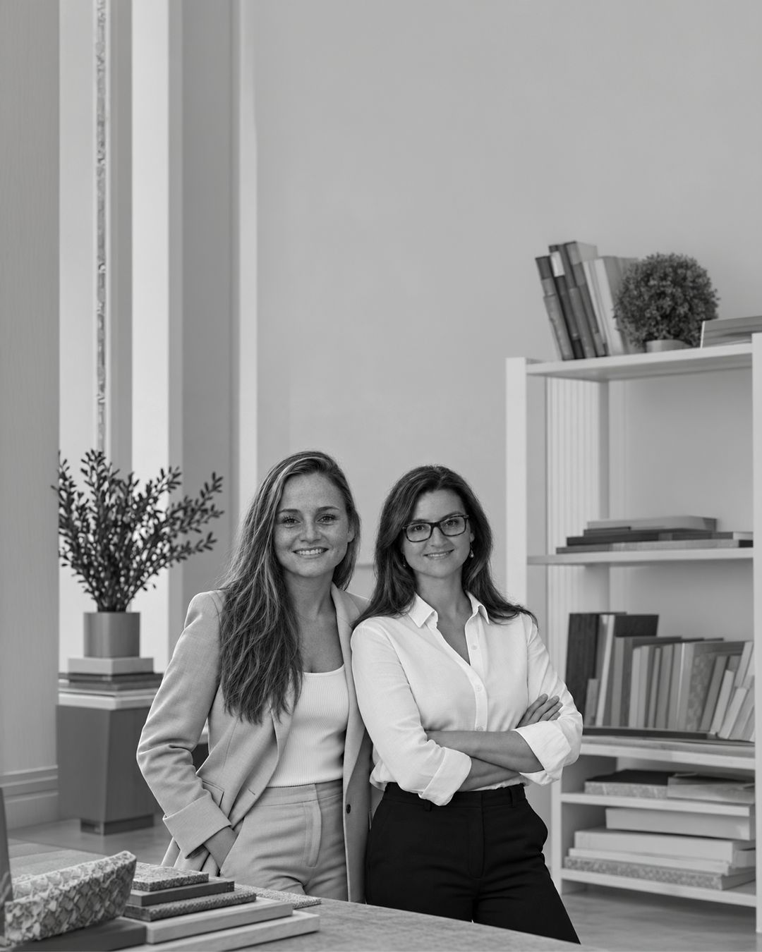 Sofi y Ceci en el estudio, retrato en blanco y negro