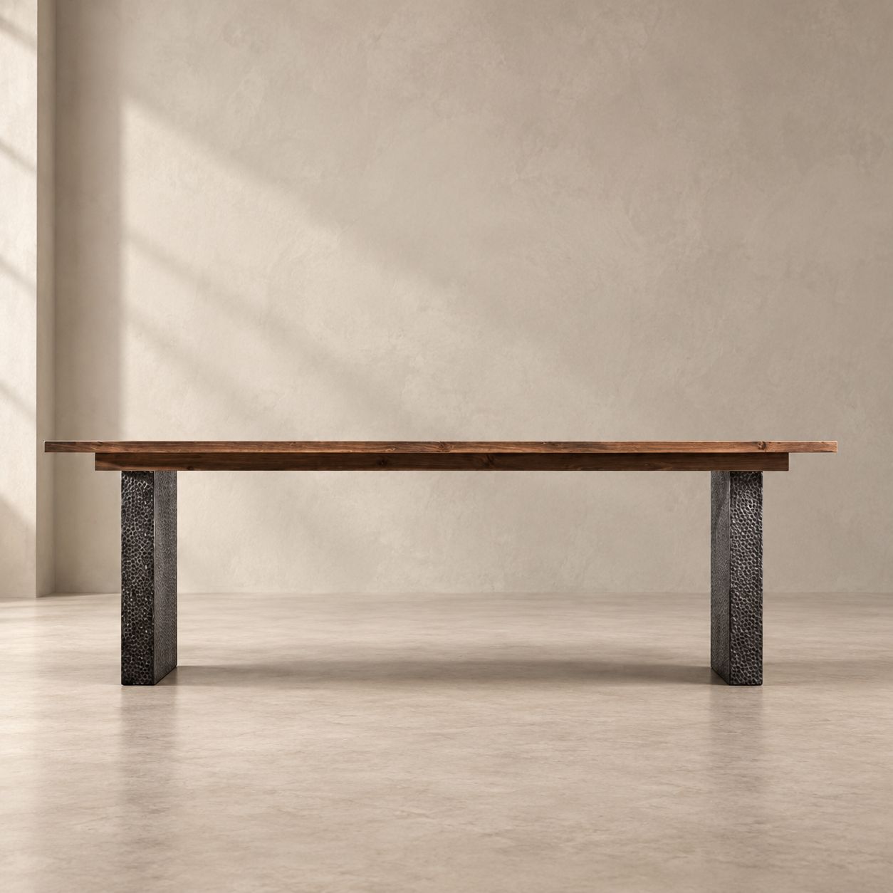 Mesa larga de madera con patas de hierro
