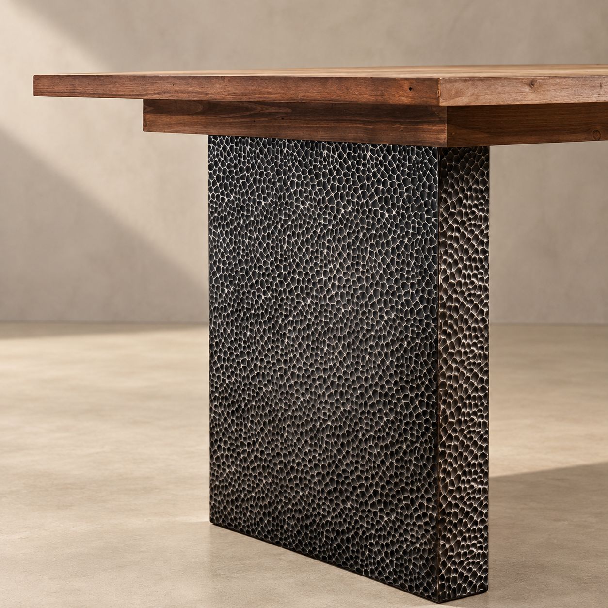 Mesa rectangular con tapa de madera y base martillada