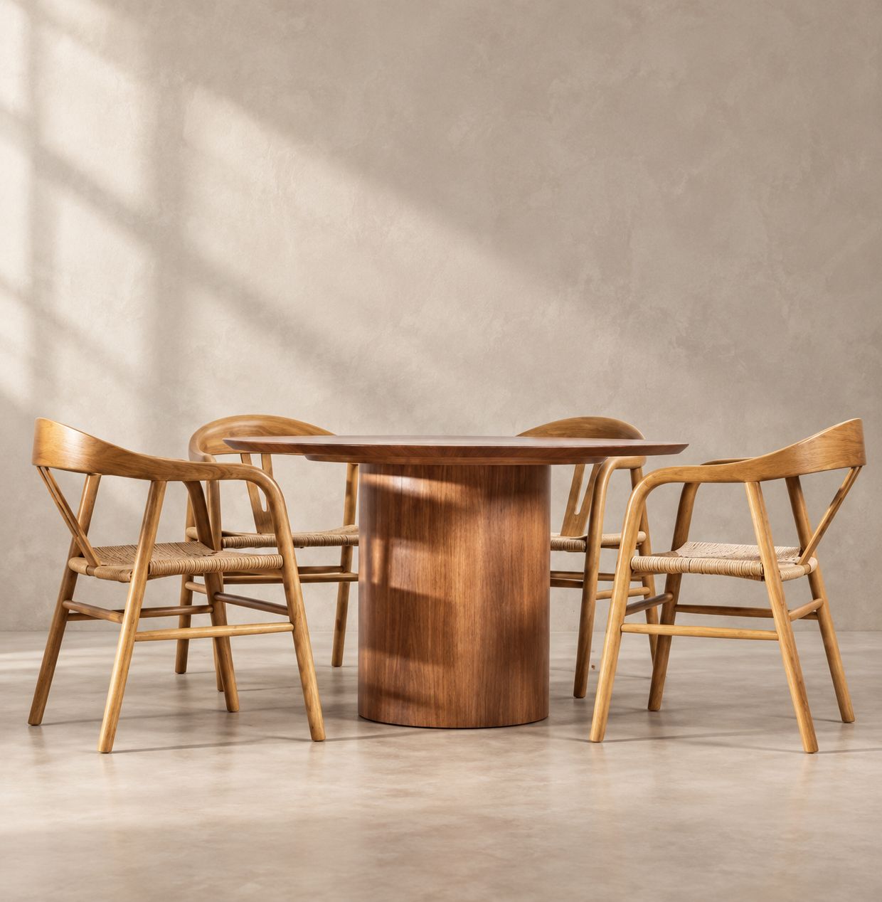 Mesa redonda de madera con sillas